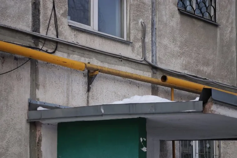 Монтаж газовых труб во дворах домов по улице Коли Мяготина и Ипподромная. Курган