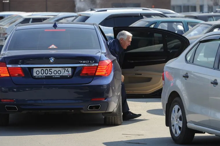 Субботник в парке им. Гагарина с участием депутатов Законодательного собрания и Челябинского отделения партии "Единая Россия". Челябинск