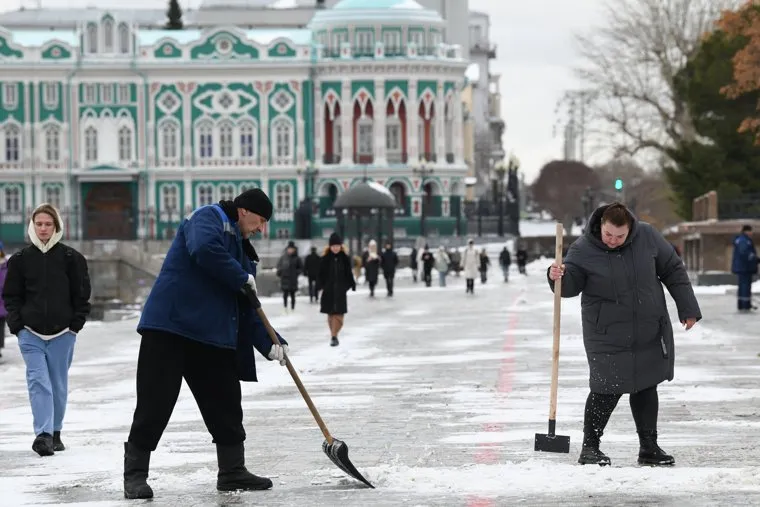 Алексей Орлов осматривает благоустройство в центре города. Екатеринбург
