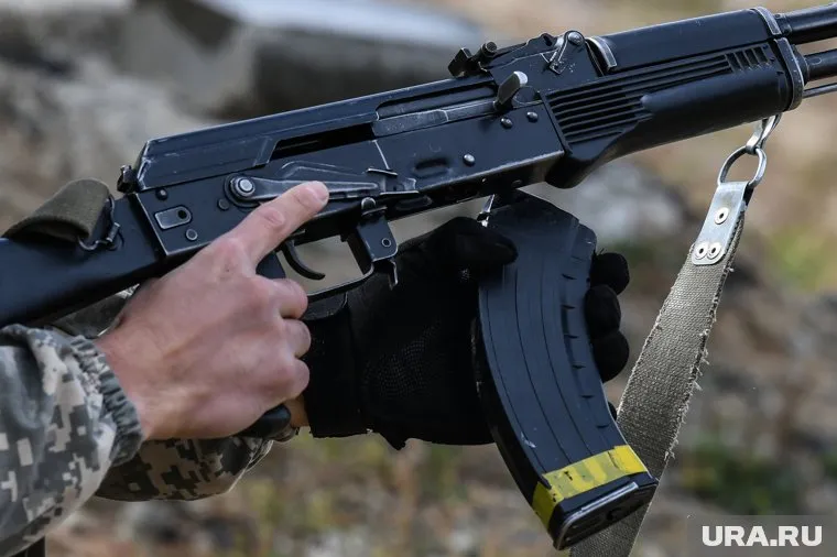 Курганский боец из зоны СВО захватил у наемников из Польши автоматы с нацистской свастикой (архивное фото)