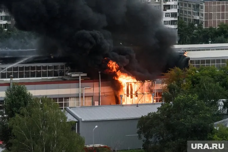 В Микрорайоне Восточном 2 горит дом