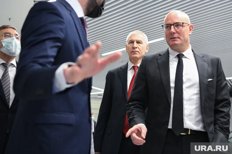 Министр спорта РФ Олег Матыцин (по центру) и вице-премьер РФ Дмитрий Чернышенко (на фото справа) объяснили организаторам важность саммита «СпортАккорд»