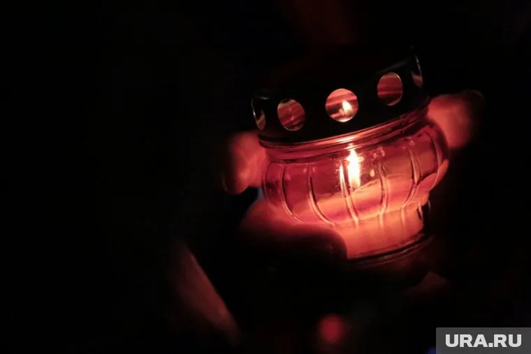 Там, где неделей ранее бушевал страшный пожар, сегодня снова зажегся огонь — поминальных свеч