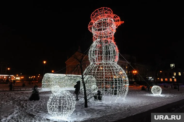 Возле здания Сургутской филармонии появится четыре двухметровых снеговика