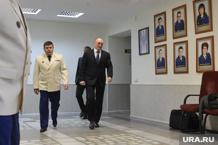 Прокурору Александру Кондратьеву (слева) и губернатору Борису Дубровскому (справа) надоело дышать смогом из-за "Мечела"