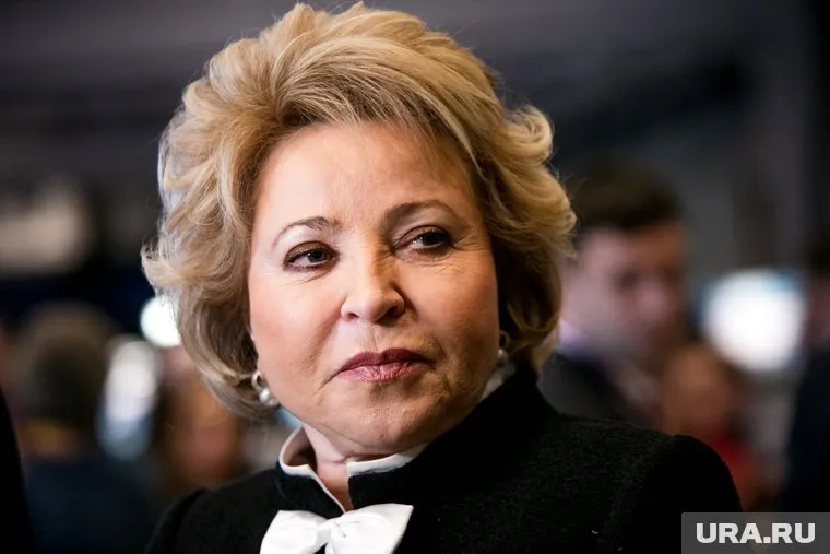 Государство должно улучшать условия семьям с детьми, сказала Валентина Матвиенко