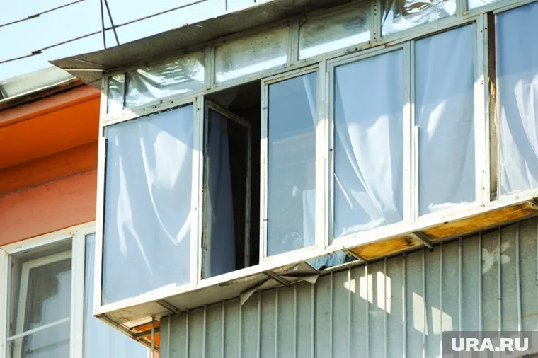 Ребенок выпал из окна четвертого этажа