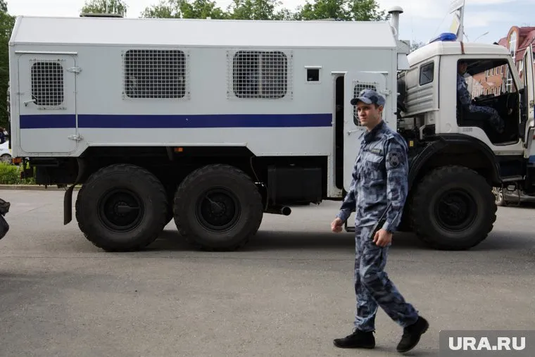 Сотрудники ОМОНа задерживают протестующих