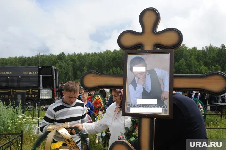 Касли простились с 10-летним школьником, ставшим жертвой рецидивиста