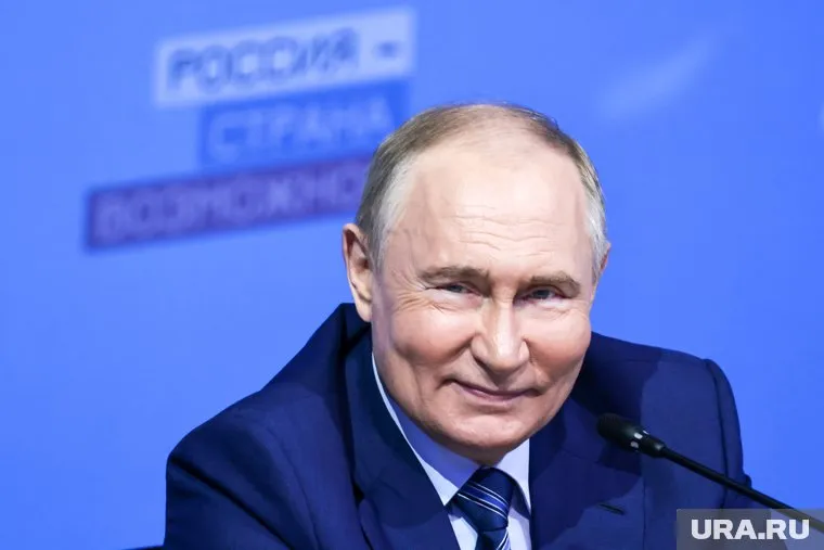 Баннер с поздравлением Владимира Путина украшен изображением флагов РФ