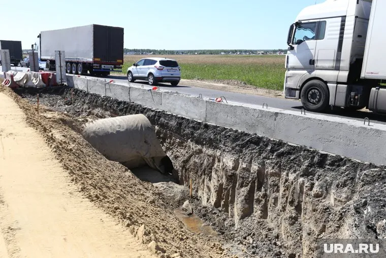 На объездном пути у проблемного курганского моста кладут асфальт