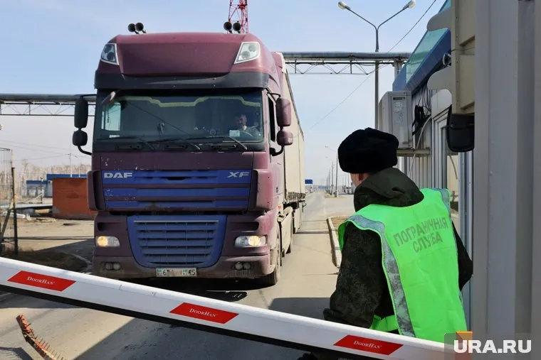 Из-за незаконной продажи талонов на границе создавались очереди грузовиков