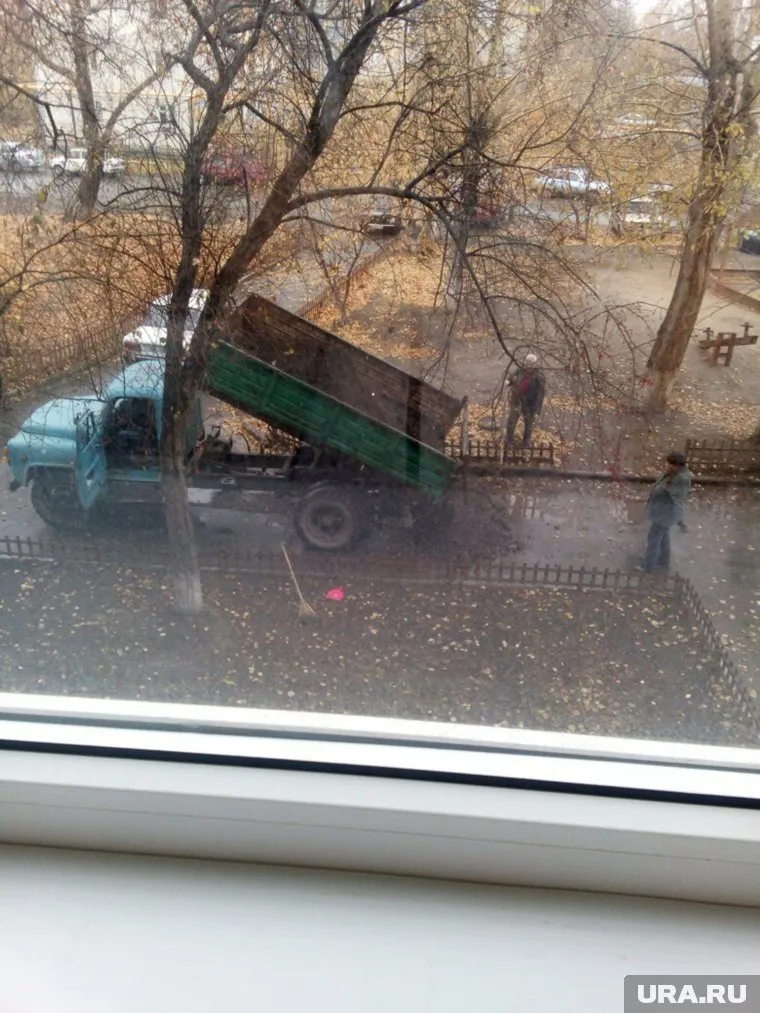 Материал для засыпки ям оказался железнодорожным балластом