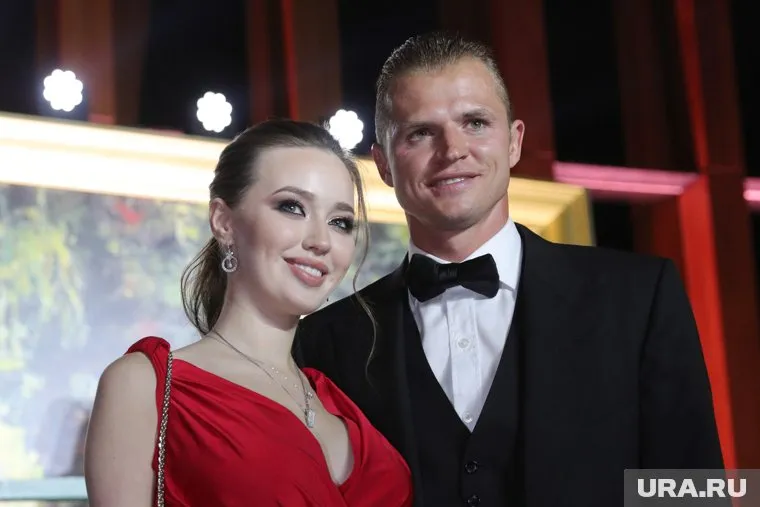 Дмитрий Тарасов пытался взять номер телефона у двух отдыхающих в Сочи девушек, сообщили Starhit