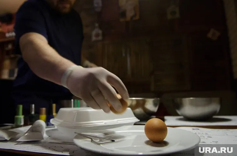 По словам горожанки, яйцо издает зловонный запах