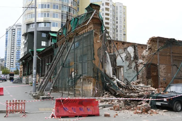 Последствия обрушения старого здания на Радищева. Екатеринбург 