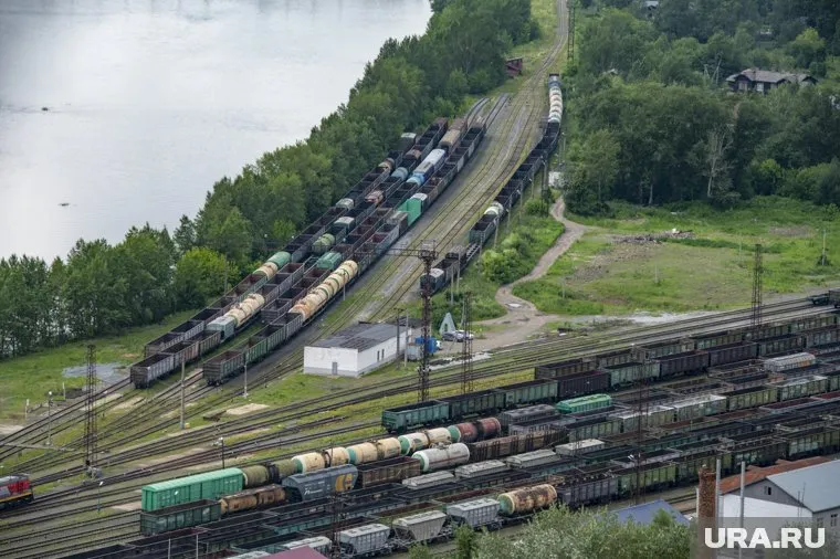 Из-за падения обломков дронов повреждено здание на железнодорожной станции (фото из архива)