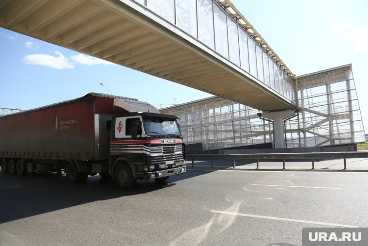 Длина нового перехода составила 28 метров, он оснащен пандусами и системами безопасности