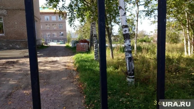 В дворе школы до сих пор складированы стройматериалы
