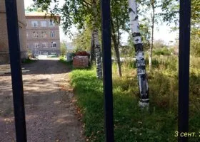 Уральцам объяснили, почему их дети учатся в школе с дырявой крышей