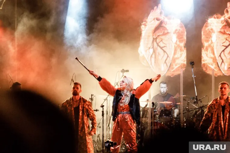 Певицу экстренно госпитализировали с болями