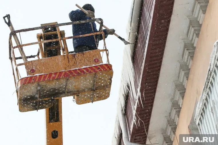 Уборка сосулек и снега идет усиленными темпами, но это не всегда помогает