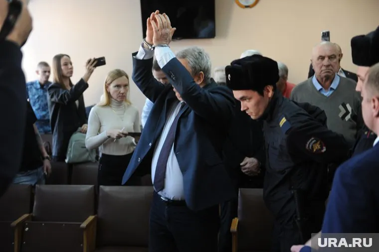 Виктор Чернобровин, когда ему надевали наручники, заявил о «беспределе в стране»