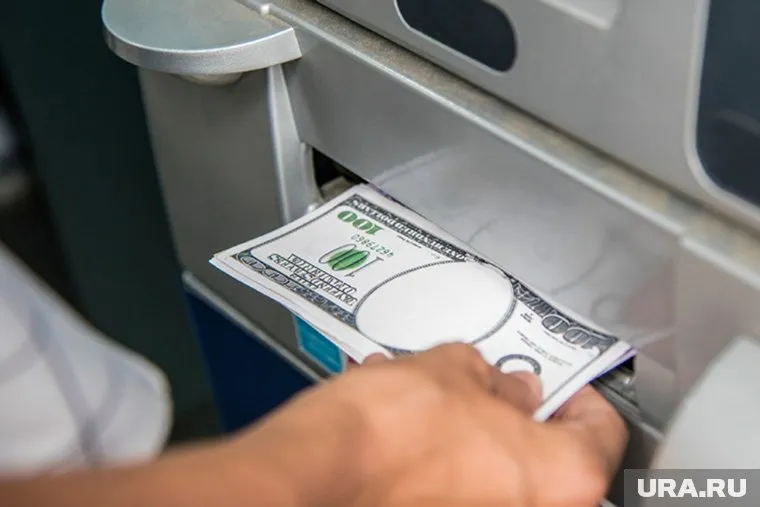 Курс доллара бьет новые рекорды, но это не предел, говорят экономисты