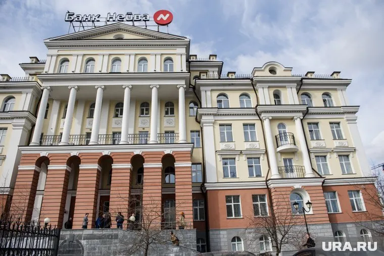 Вкладчики заблокировали и не дают закрыть дверь в банк. Требуют от охраны позвать представителей