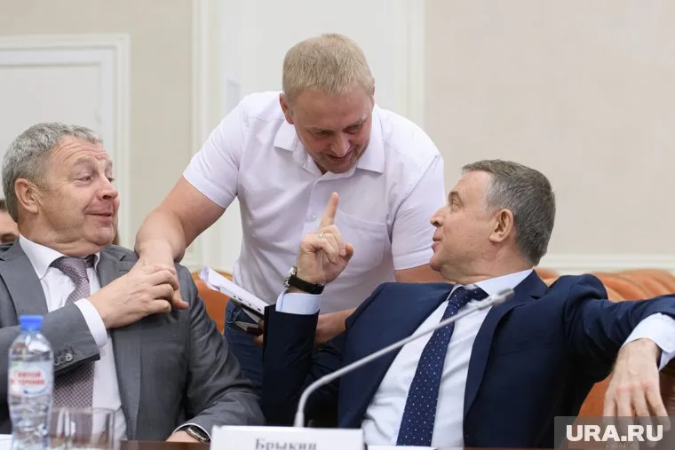 Николай Брыкин (на фото справа) заменит в одномандатном округе Эрнеста Валеева