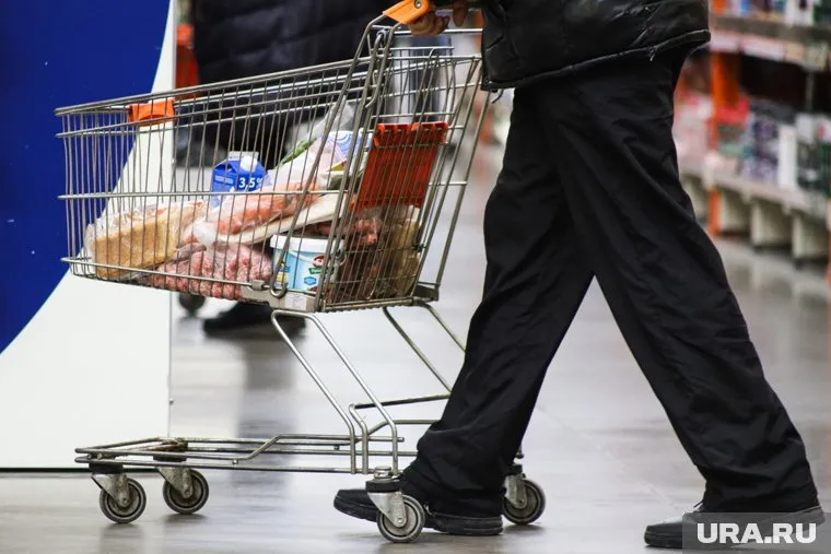 Активисты собирали у продукты у покупателей магазина