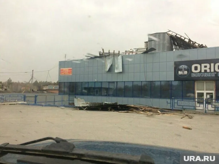 Вышка упала прямо на боулинг-центр (фото от 20 мая)