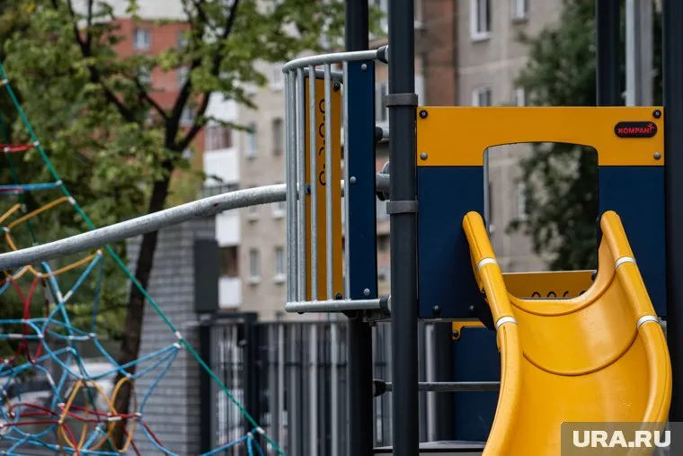 Жильцы не успели взять детскую площадку на баланс дома