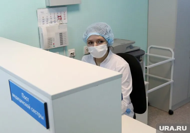 Речь идет о 80 людях, которые летели в одном самолете с туристом из Европы