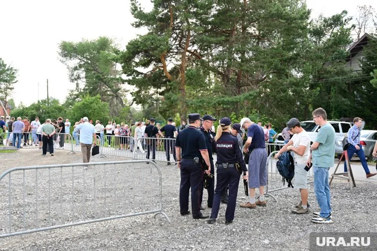 Жители поселка собрались на митинг и выступили против открытия исправцентра