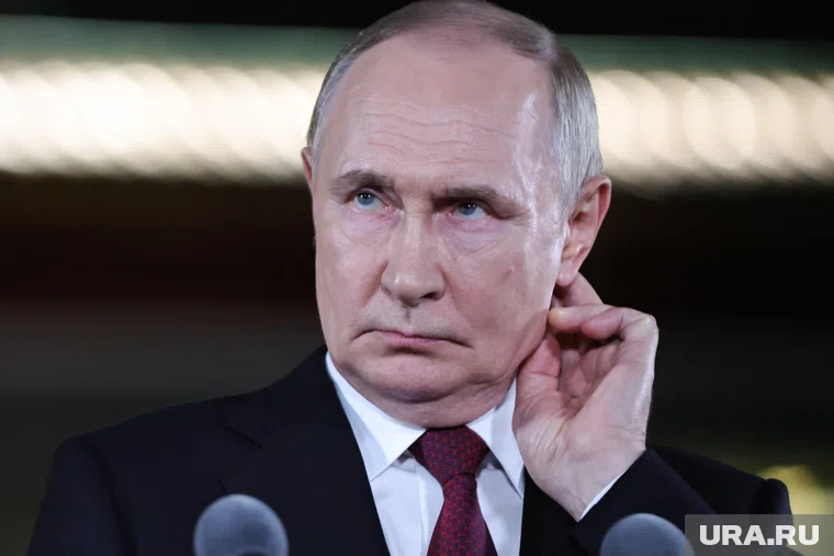 Владимиру Путину на смартфоне показали обращение российского солдата, которому при поддержке президента сделали протезы ног после ранения