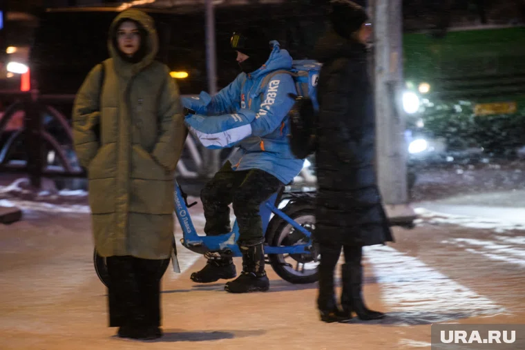 Курьеры в России стали получать повышенную заработную плату