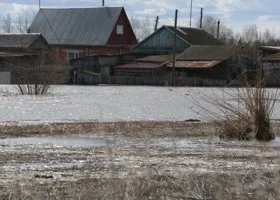 Челябинская река вышла из берегов и затопила дорогу под Пластом