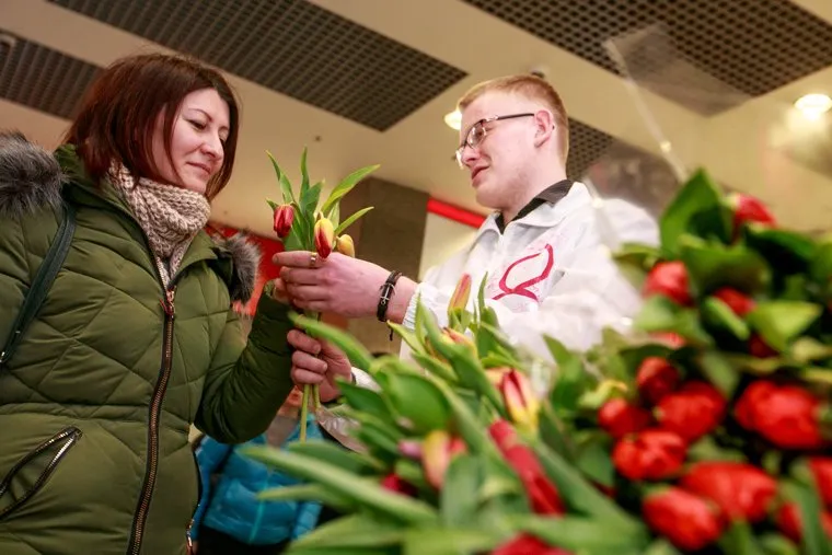 Цветочная акция студентов "Вам любимые!" в Международный женский день 8 марта у метро Новогиреево. Москва