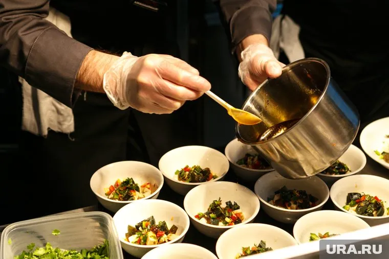 Сеты из блюд, представленных на витрине, будут собирать при гостях (архивное фото)