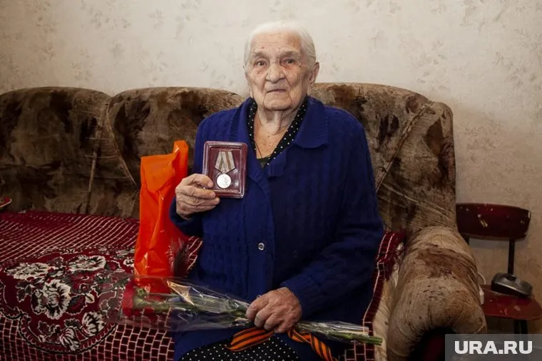 Анне Прокопьевне вручили медаль, цветы и деньги