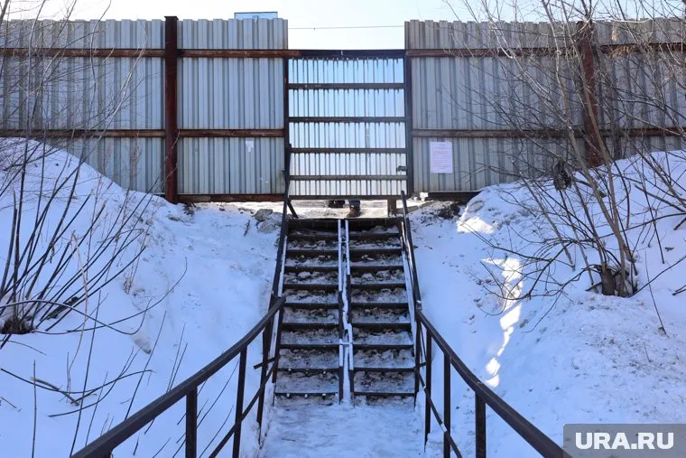 Со 2 марта проем в заборе закрыт