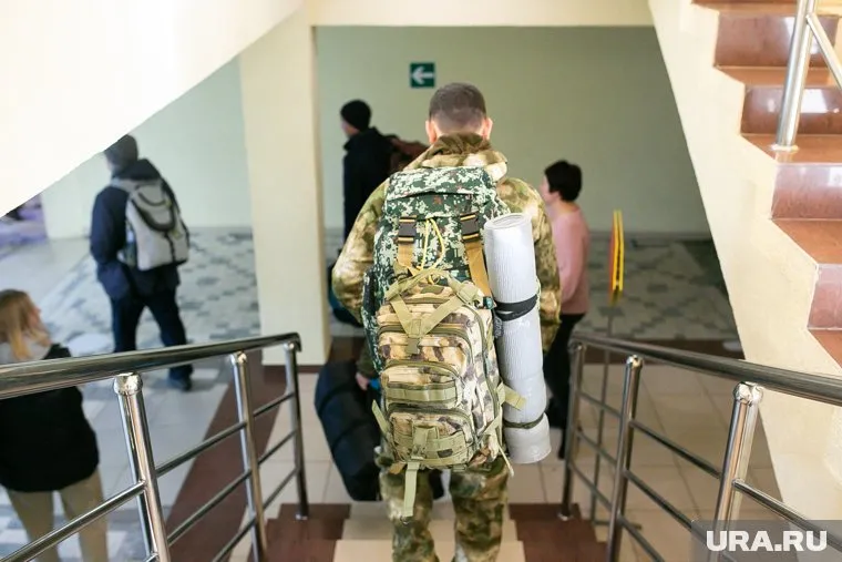 Власти подмосковных городов проводят учебу по агитации добровольцев, сообщает Baza