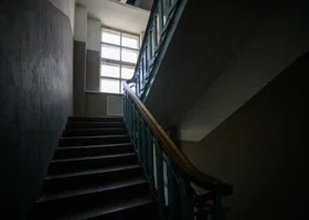 «Потерпите, кабеля нет»: в ХМАО семья с детьми осталась без света в аварийном доме