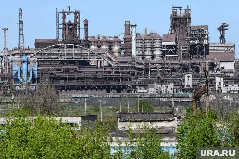 С территории завода за сутки сдались в плен 694 заблокированных украинских боевика