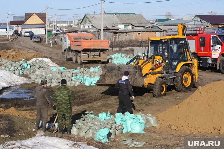 В Кургане рабочие укрепляют дамбу, чтобы она не разрушилась и не затопила город