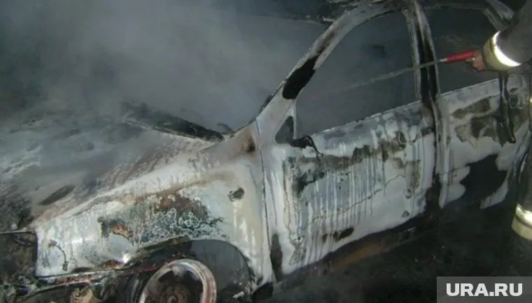 Огонь тушили четыре сотрудника МЧС