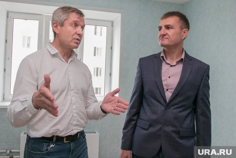 Предприятие Владимира Баскаля (слева) обвинили в нарушении сроков выплаты зарплаты