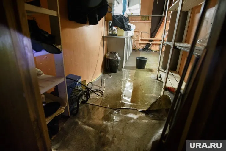 Потоп произошел из-за прорыва магистральный трубы (архивное фото)