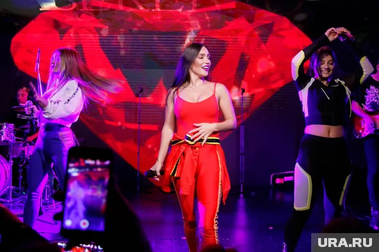 Певица пытается выбраться из Крыма на автомобиле